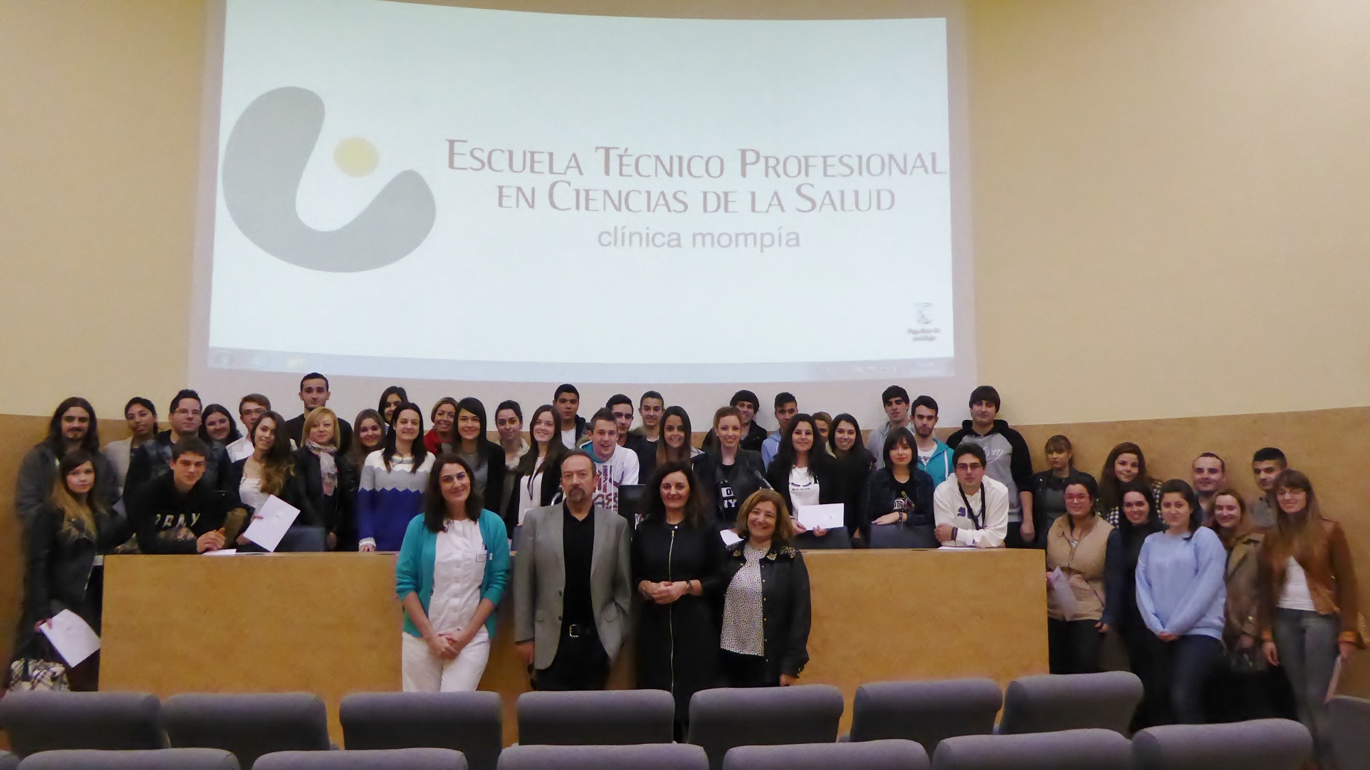 La Escuela Técnico Profesional En Ciencias De La Salud ‘Clínica Mompía’ Recibe Al Oncólogo José Manuel López Vega