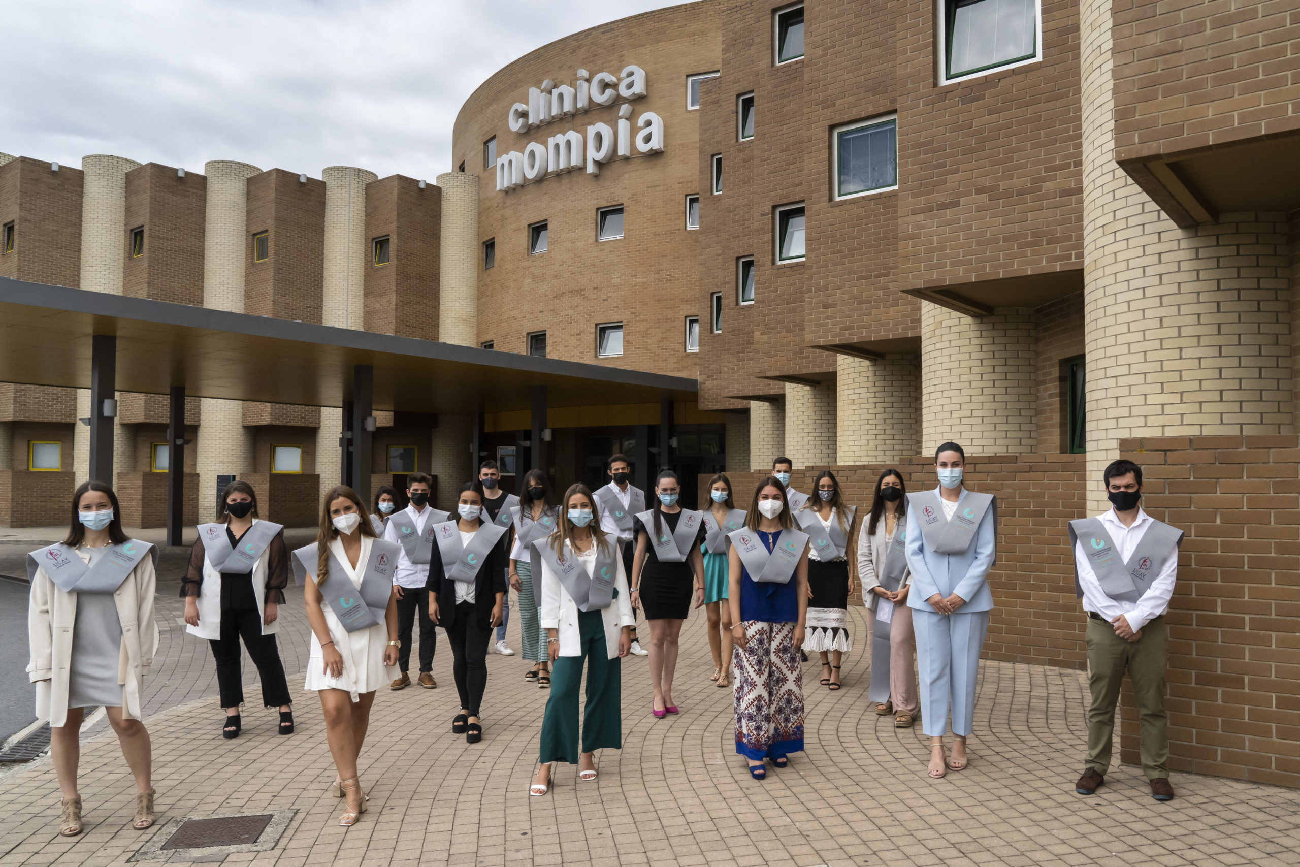 Alumnos de la I Promoción de Enfermería en la entrada de Clínica Mompía