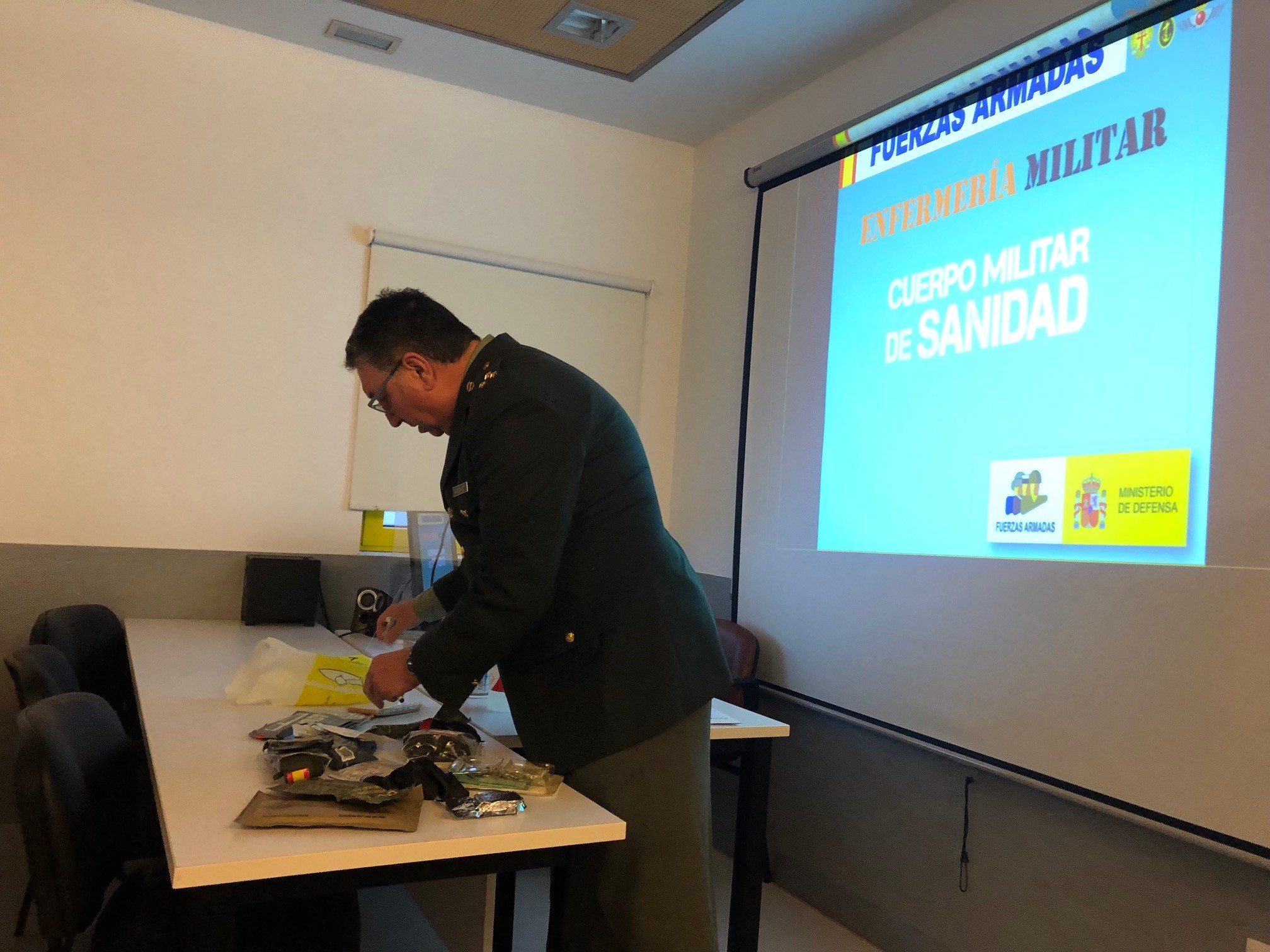 La Escuela Recibe La Visita De Los Servicios Sanitarios De Enfermería Del Ministerio De Defensa